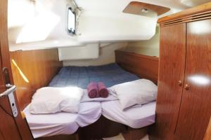 una cama pequeña en la parte trasera de un barco en Luxury Sailing Yacht in Portimão Marina en Portimão