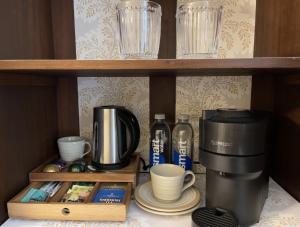 Comodidades para preparar café e chá em Old Town House by Ezestays
