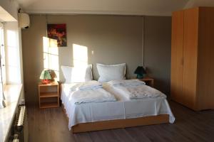 JR's هاوس في يريفان: غرفة نوم بسرير كبير مع شراشف بيضاء