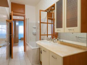 bagno con lavandino, specchio e doccia di I Host Apartment - Abeti 15 a Baggio