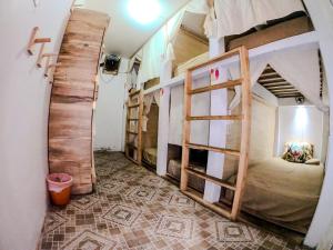 um quarto com 2 beliches e uma escada em Maka Hostel em Oaxaca City