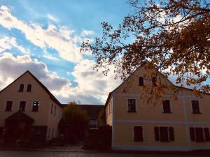 a house and a building with a tree at Erholen im Kranichhof, Garten, Sauna - Nähe Heide in Mockrehna