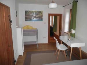 a small room with a desk and a bed at Erholen im Kranichhof, Garten, Sauna - Nähe Heide in Mockrehna