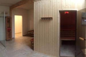 a room with a white wall and a door at Erholen im Kranichhof, Garten, Sauna - Nähe Heide in Mockrehna