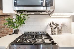 Explore Hudson Yards at Aesthetic Prime 2BD Apartmnet tesisinde mutfak veya mini mutfak