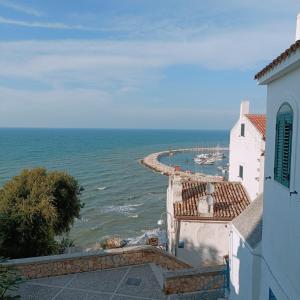 una vista dell'oceano da un edificio di Casa Sole e Sale a Rodi Garganico