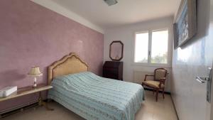 a bedroom with a bed and a mirror and a window at Villa dans son jus avec grande piscine privée in Saint-Aygulf