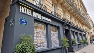 パリにあるHôtel WYLD Saint Germain ex Hotel Moderne Saint Germainの通りのホテル棟前店