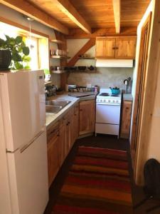 Cuisine ou kitchenette dans l'établissement Timber frame guesthouse in NE Portland