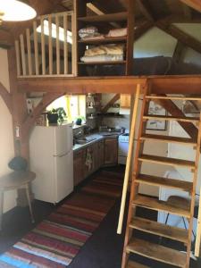 Cuisine ou kitchenette dans l'établissement Timber frame guesthouse in NE Portland