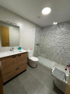 Bilik mandi di APARTAMENTO MOAÑA - PLAYA A XUNQUEIRA