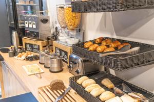 un comptoir avec des paniers de beignets et autres denrées alimentaires dans l'établissement Montempô Bordeaux Centre - Bassins à flot, à Bordeaux