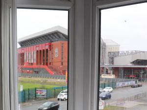 una ventana con vistas a un estadio de fútbol en Kop View en Liverpool