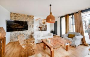 uma sala de estar com um sofá e uma mesa em Pet Friendly Home In Cendras With Kitchen em Cendras