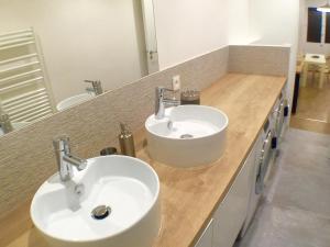 uma casa de banho com dois lavatórios e um balcão em The Blue House em Paris mais 24 fotografias