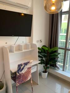 ThePenthouse Coliving II的电视和/或娱乐中心
