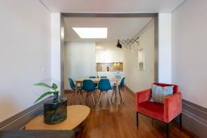 ein Wohnzimmer mit einem Tisch und Stühlen in der Unterkunft Cedofeita's Blue House in Porto