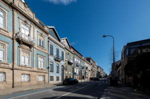 eine leere Stadtstraße mit Gebäuden und einer Straßenbeleuchtung in der Unterkunft Cedofeita's Blue House in Porto