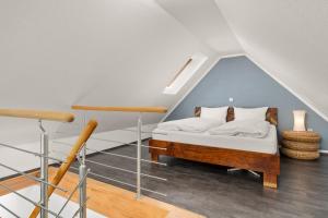 ein Schlafzimmer mit einem Bett im Dachgeschoss in der Unterkunft CASSEL LOFTS - Idyllische Maisonette-Wohnungen nähe Bergpark Wilhelmshöhe in Kassel
