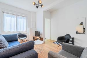 sala de estar con 2 sofás y TV en Roubaix - Beautiful 4 bedrooms house with terrace!, en Roubaix