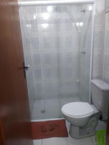 Ванная комната в Martim de Sá - 2 dormitórios
