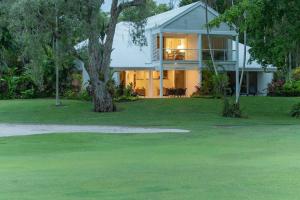 uma casa com um campo de golfe em frente em Tropical Resort-style Living on Mirage Golf Course em Port Douglas
