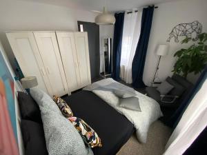 ein kleines Schlafzimmer mit einem Bett und einem Sofa in der Unterkunft Appartement privé 2 pièces 42m proche centre in Schiltigheim