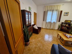 un soggiorno con divano e TV di casa vacanze sweet home a San Giovanni in Marignano