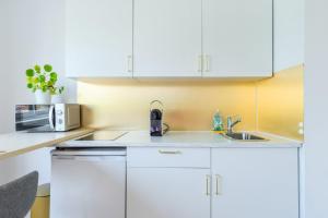 Dapur atau dapur kecil di Croisé Laroche equipped studio!