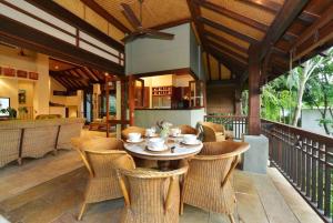 Posezení v ubytování Palm Bliss Villa - A Central Balinese Pool Oasis