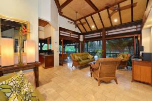 Posezení v ubytování Palm Bliss Villa - A Central Balinese Pool Oasis