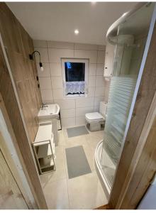 een badkamer met een toilet en een wastafel bij Przystań Stare Kotlice 
