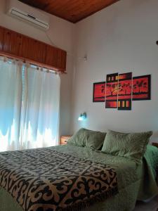 1 dormitorio con cama y ventana en Bungalows Estela en Villa Elisa