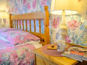 ein Schlafzimmer mit einem Bett und einem Tisch mit einer Lampe in der Unterkunft 1 Bed in Brecon BN015 in Brecon