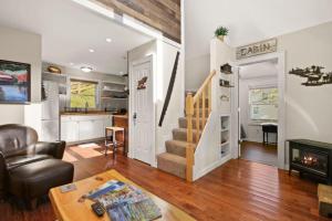 uma sala de estar com uma escada e uma cozinha em New Riverfront property Sasquatch Cabin em Fleetwood