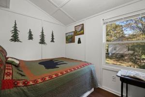 um quarto com uma cama e uma janela em New Riverfront property Sasquatch Cabin em Fleetwood