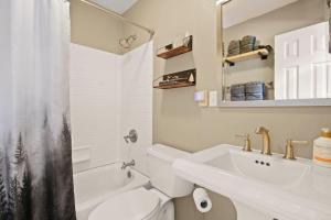 Ένα μπάνιο στο Tranquil Riverfront Living at Sasquatch Cabin! +24 φωτογραφίες
