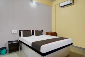 1 dormitorio con 1 cama grande en una habitación en Collection O HOTEL DAULAT INN, en Lonavala