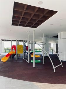 een fitnessruimte met kleurrijke glijbanen en diaktop bij Comfy suites in Donggongon