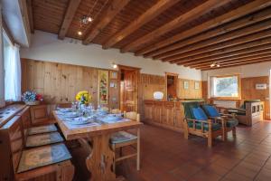 a kitchen and dining room with a table and chairs at Casa Carlo in Colico