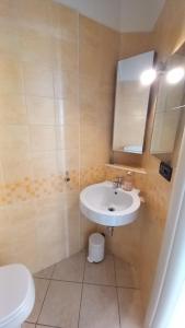 bagno con lavandino, servizi igienici e specchio di flat in Padova center a Padova