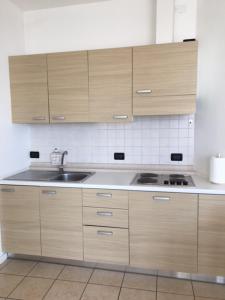 una cocina con armarios de madera y fregadero en flat in Padova center, en Padua