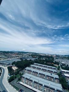 una vista aérea de una ciudad con un gran edificio en Comfy suites, en Donggongon