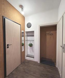 einen Flur mit einer Tür, die zu einem Zimmer führt in der Unterkunft Warszawa pokój For You in Warschau