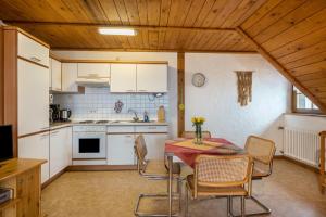 een keuken met een tafel en stoelen in een kamer bij Mittlerer Itzenwaldhof - Heimkehr in Münstertal