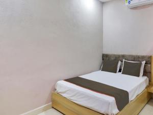 Łóżko lub łóżka w pokoju w obiekcie Collection O Hotel Fort Inn