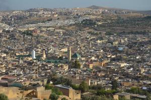 una vista aérea de una ciudad con edificios en Riad Diwan, en Fez