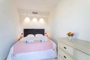 1 dormitorio con 1 cama y vestidor en Résidence Gray d'Albion Studio DEL562, en Cannes