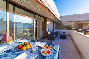 una mesa con frutas y verduras en el balcón en Résidence Gray d'Albion Studio DEL562, en Cannes
