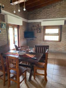 ein Esszimmer mit einem Holztisch und Stühlen in der Unterkunft Casa GaloTabuas in Los Cocos